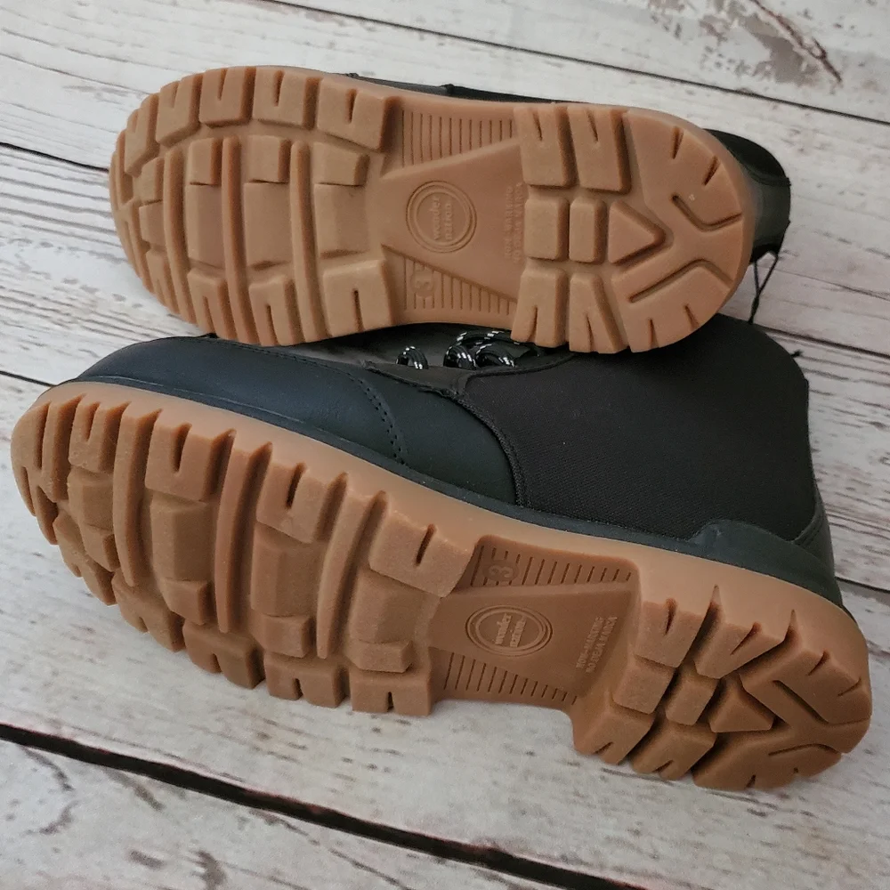 Wonder Nation boy's boots with non-marking outsole black size 3